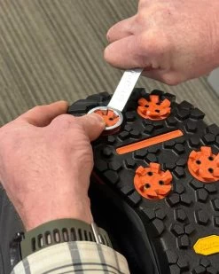 Simms G4 PRO Powerlock Boot – Vibram -Fishing Essentials Shop PDPProductFeats S23 Powerlock CleatInstall 1100x 46970.1685057060